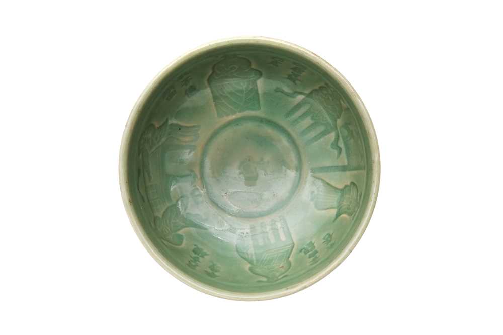 A CHINESE LONGQUAN CELADON 'FIGURATIVE' BOWL 明 龍泉青釉人物盌 - Image 2 of 12