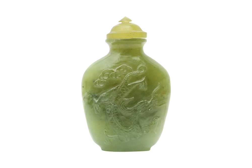 A CHINESE HARDSTONE 'DRAGON AND PHOENIX' SNUFF BOTTLE 二十世紀 硬石龍鳳鼻煙壺