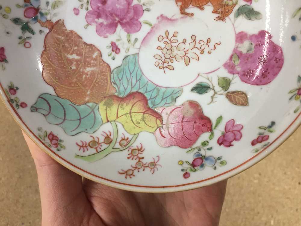 A CHINESE FAMILLE-ROSE 'PSEUDO TOBACCO LEAF' DISH 清十八世紀 粉彩烟草葉紋盤 - Image 5 of 13