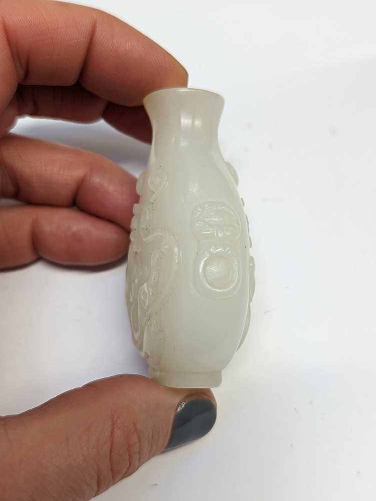 λ A CHINESE PEKING GLASS 'CHILONG' SNUFF BOTTLE 二十世紀 套料螭龍紋鼻煙壺 - Image 5 of 11