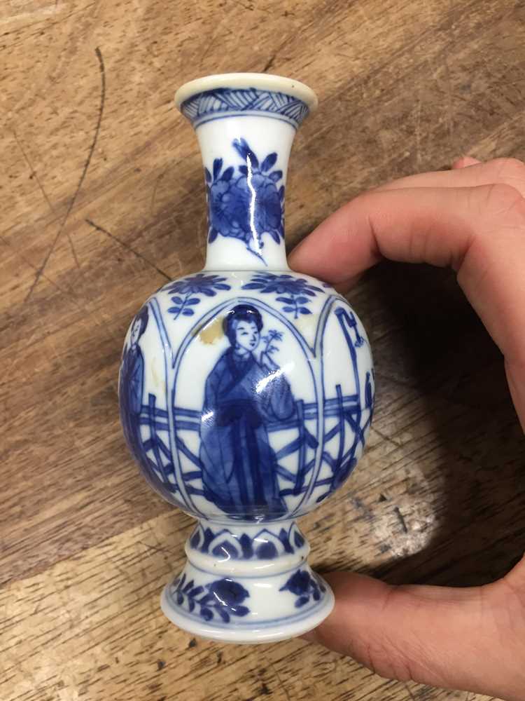 A SMALL CHINESE BLUE AND WHITE VASE 清康熙 青花仕女圖紋小瓶 - Image 6 of 7