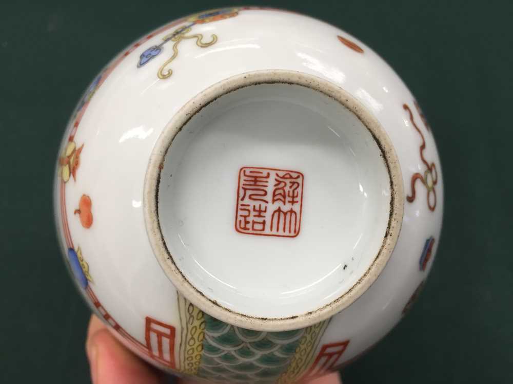 A CHINESE FAMILLE-ROSE 'VASES' BOWL 清十九或二十世紀 粉彩花園紋盌 - Image 14 of 15