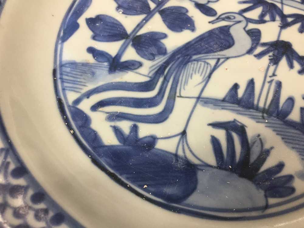 A CHINESE SWATOW BLUE AND WHITE 'PHOENIX' DISH 明 漳州青花鳳紋盤 - Image 4 of 10