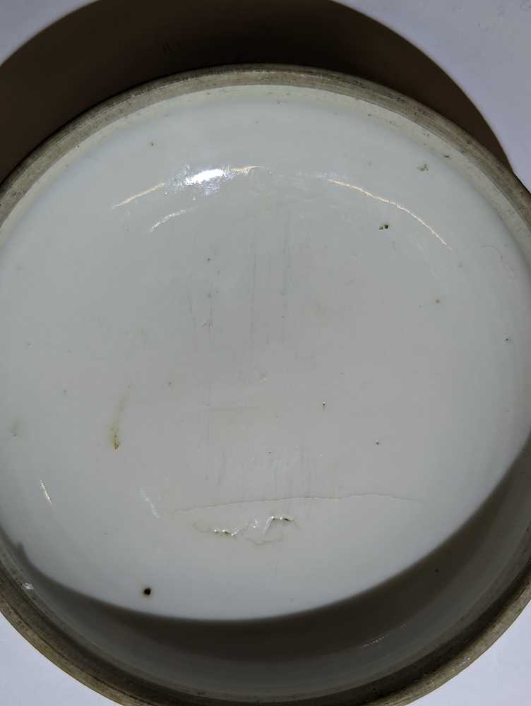 A CHINESE BLUE AND WHITE JAR AND COVER 清十九世紀 庭園人物圖蓋瓶 - Image 10 of 12