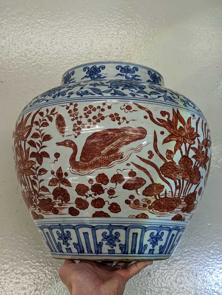 A CHINESE COPPER RED-ENAMELLED BLUE AND WHITE 'LOTUS POND' JAR 或為明 青花紅料蓮池罐 - Image 19 of 23