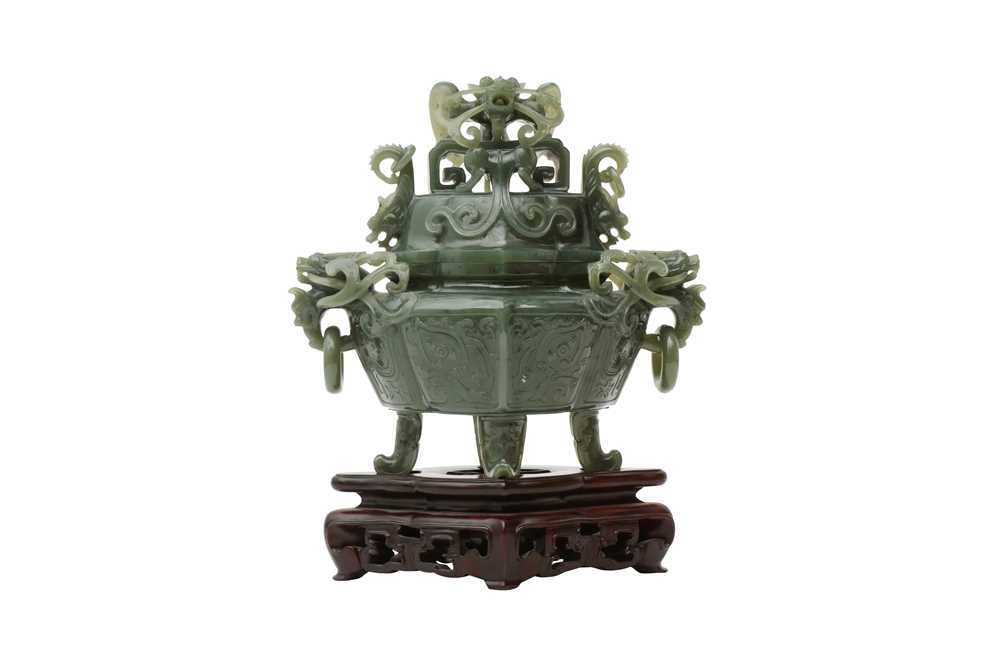 A CHINESE HARDSTONE CENSER AND COVER 二十世紀 硬石螭龍紋蓋爐