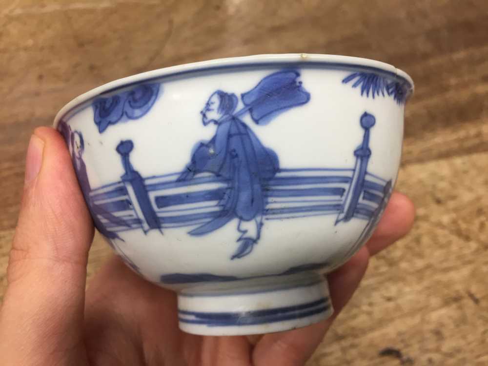 A SMALL CHINESE BLUE AND WHITE 'CASSIA' BOWL 晚明 青花加官晉爵圖盌 《大明宣德年製》款 - Image 4 of 17