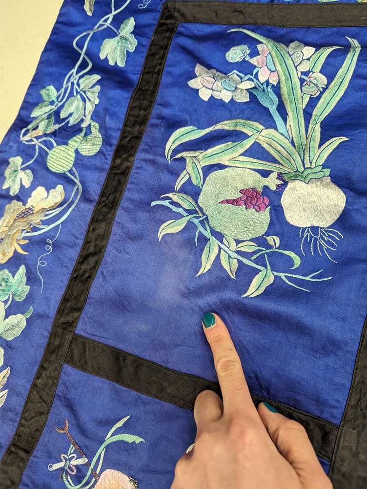 A LARGE CHINESE SILK EMBROIDERED 'BUDDHIST' HANGING 民國時期 刺繡仙人壁掛 - Image 11 of 20