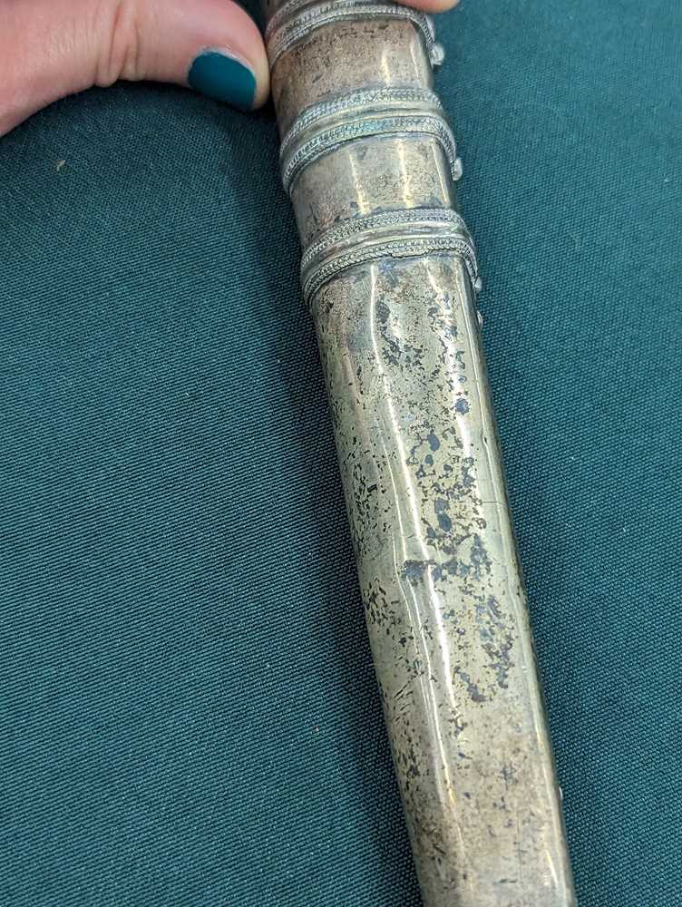 λ A TIBETAN BONE-HANDLED DAGGER AND SCABBARD 十九世紀 骨柄匕首 - Image 8 of 15