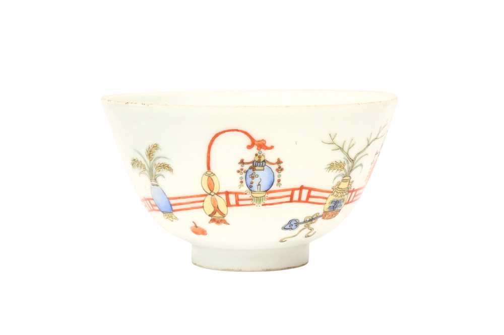 A CHINESE FAMILLE-ROSE 'VASES' BOWL 清十九或二十世紀 粉彩花園紋盌 - Image 2 of 15