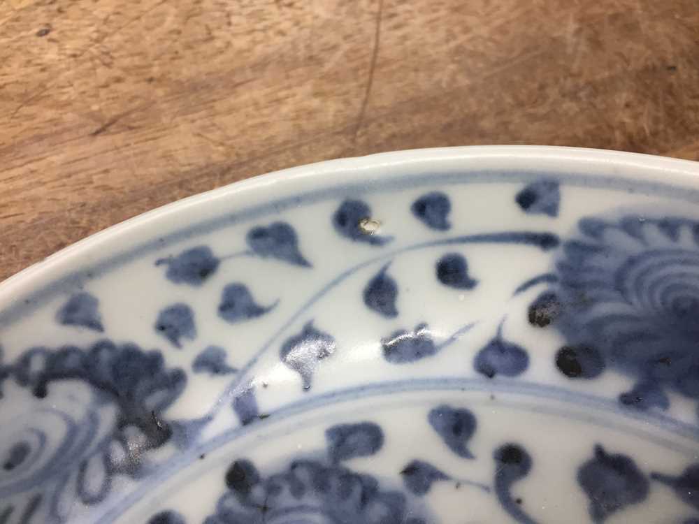 TWO CHINESE BLUE AND WHITE DISHES 明 青花花卉紋盤兩件 - Image 8 of 13