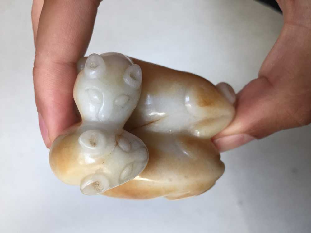 A CHINESE CREAM JADE 'CATS' CARVING 清 白玉雕貓 - Image 6 of 10