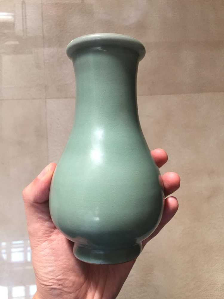 A CHINESE CELADON-GLAZED VASE 晚清或後期 青釉瓶 - Image 10 of 12
