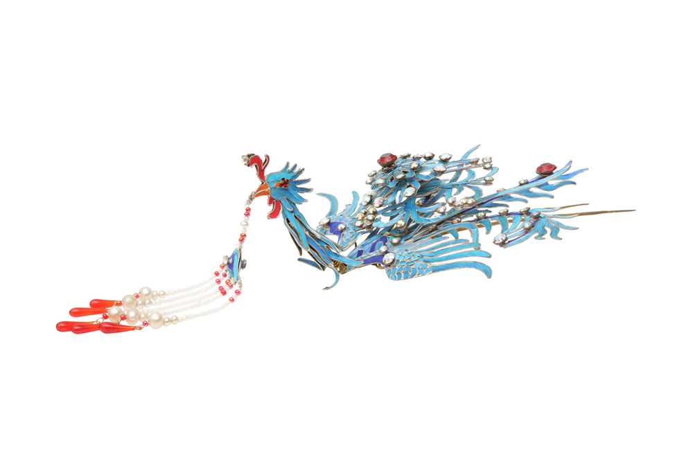 λ A LARGE CHINESE GILT-METAL AND KINGFISHER-FEATHER 'PHOENIX' HAIRPIN, DIANCUI 點翠鳳形髮簪 - Image 2 of 16