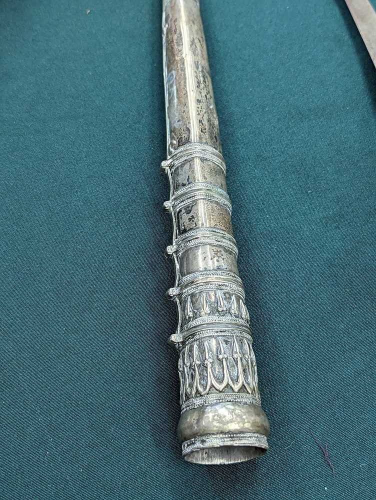 λ A TIBETAN BONE-HANDLED DAGGER AND SCABBARD 十九世紀 骨柄匕首 - Image 4 of 15