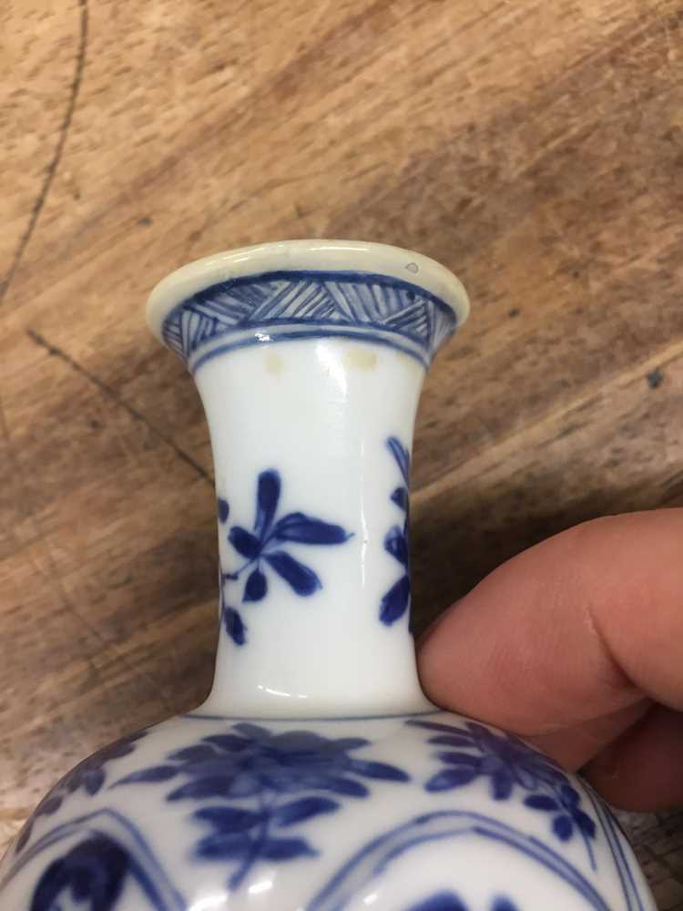 A SMALL CHINESE BLUE AND WHITE VASE 清康熙 青花仕女圖紋小瓶 - Image 2 of 7