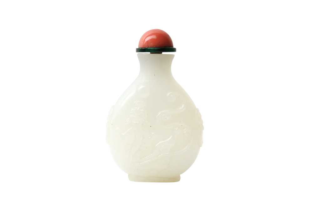 λ A CHINESE PEKING GLASS 'CHILONG' SNUFF BOTTLE 二十世紀 套料螭龍紋鼻煙壺