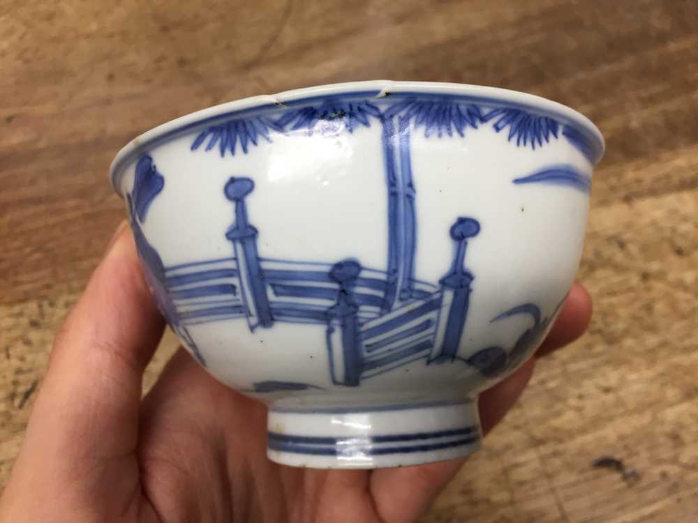 A SMALL CHINESE BLUE AND WHITE 'CASSIA' BOWL 晚明 青花加官晉爵圖盌 《大明宣德年製》款 - Image 6 of 17