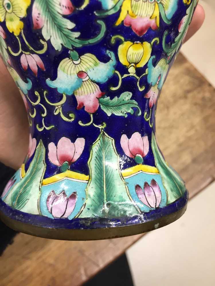 A CHINESE CANTON-ENAMEL 'LOTUS' VASE 二十世紀早期 廣東銅胎畫琺瑯纏枝蓮紋瓶 - Image 6 of 9