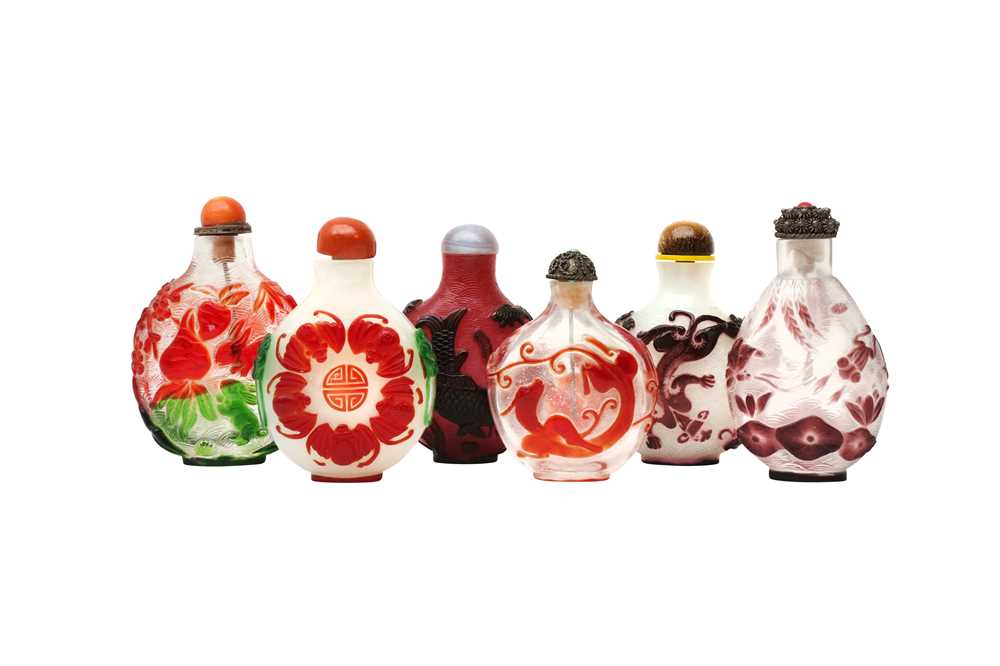 A GROUP OF SIX CHINESE BEIJING GLASS SNUFF BOTTLES 清 套料鼻煙壺一組六件