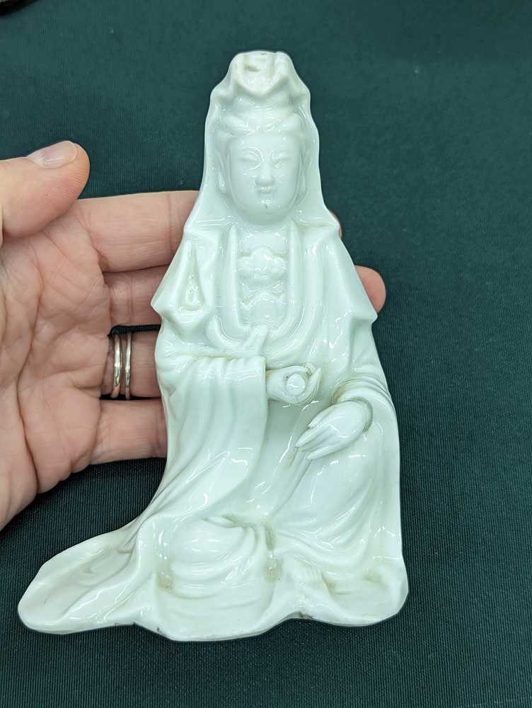 A CHINESE DEHUA 'GUANYIN' FIGURE 清十七或十八世紀 德化觀音坐像 - Image 2 of 11