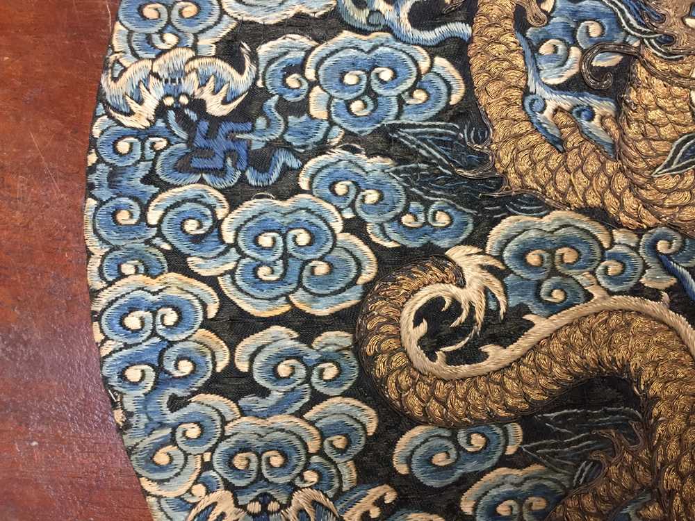 A CHINESE SILK EMBROIDERED MIDNIGHT-BLUE 'DRAGON' ROUNDEL, BUZI 清咸豐 絲繡龍紋補子 - Image 10 of 16