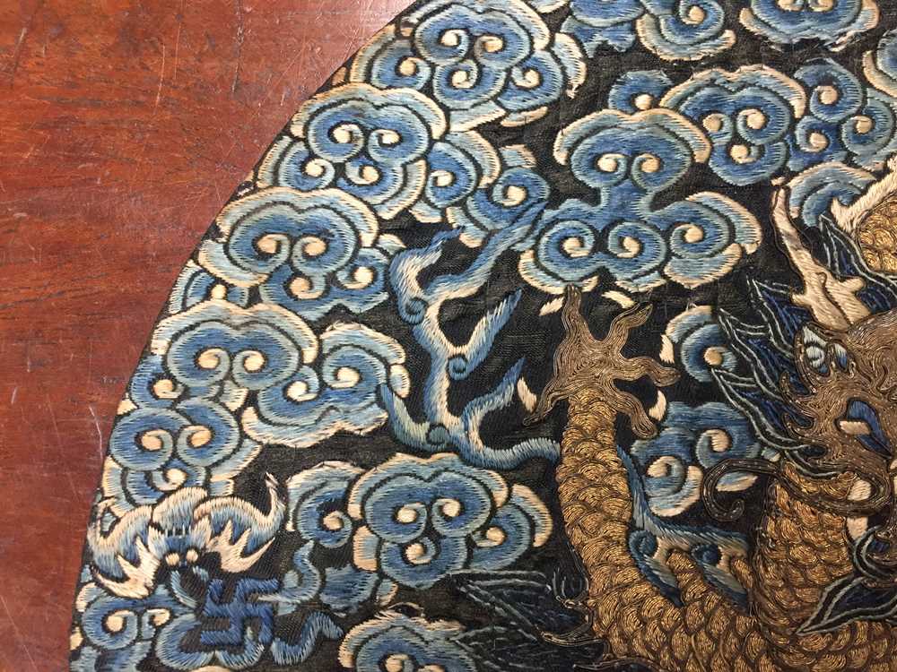 A CHINESE SILK EMBROIDERED MIDNIGHT-BLUE 'DRAGON' ROUNDEL, BUZI 清咸豐 絲繡龍紋補子 - Image 11 of 16