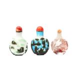 λ THREE CHINESE PEKING GLASS SNUFF BOTTLES 十九或二十世紀 套料鼻煙壺一組三件