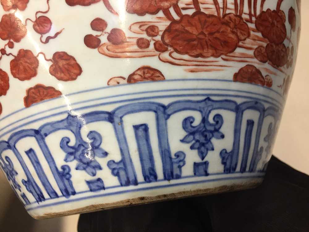 A CHINESE COPPER RED-ENAMELLED BLUE AND WHITE 'LOTUS POND' JAR 或為明 青花紅料蓮池罐 - Image 17 of 23