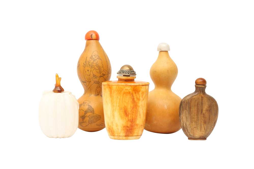 λ A GROUP OF FIVE CHINESE SNUFF BOTTLES 二十世紀 鼻煙壺一組五件