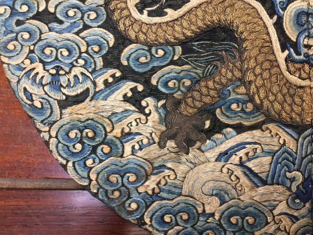 A CHINESE SILK EMBROIDERED MIDNIGHT-BLUE 'DRAGON' ROUNDEL, BUZI 清咸豐 絲繡龍紋補子 - Image 9 of 16