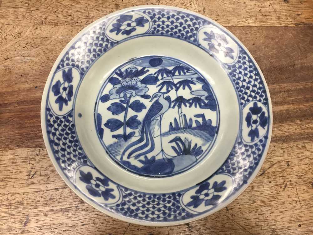 A CHINESE SWATOW BLUE AND WHITE 'PHOENIX' DISH 明 漳州青花鳳紋盤 - Image 2 of 10