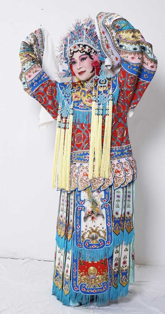 A CHINESE SILK EMBROIDERED 'DRUNKEN CONCUBINE' COSTUME 《貴妃醉酒》京劇戲服 - Image 8 of 8