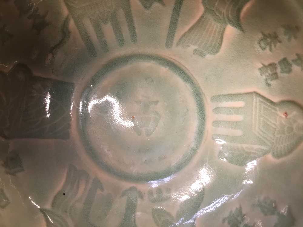 A CHINESE LONGQUAN CELADON 'FIGURATIVE' BOWL 明 龍泉青釉人物盌 - Image 7 of 12