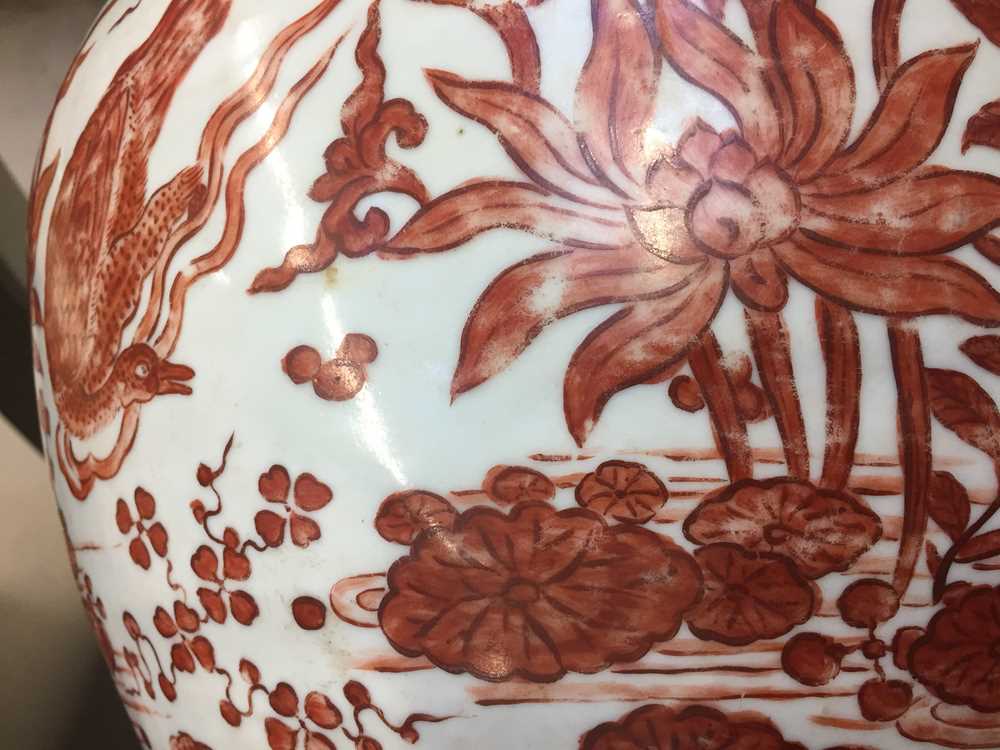 A CHINESE COPPER RED-ENAMELLED BLUE AND WHITE 'LOTUS POND' JAR 或為明 青花紅料蓮池罐 - Image 14 of 23