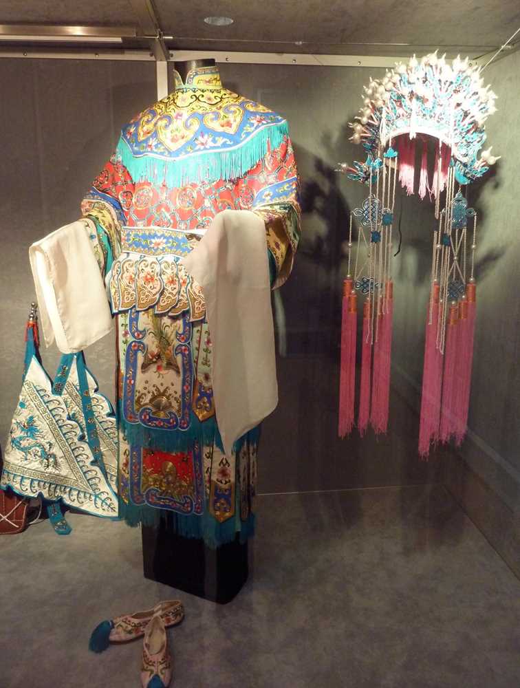 A CHINESE SILK EMBROIDERED 'DRUNKEN CONCUBINE' COSTUME 《貴妃醉酒》京劇戲服 - Image 6 of 8