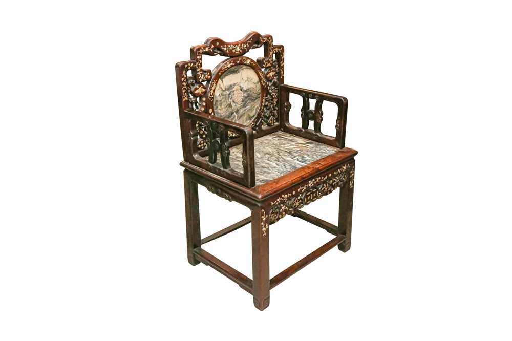 λ A CHINESE HARDWOOD, MOTHER-OF-PEARL AND MARBLE-INSET OPEN ARMCHAIR 十九或二十世紀 木螺鈿嵌石面扶手椅 - Image 2 of 3