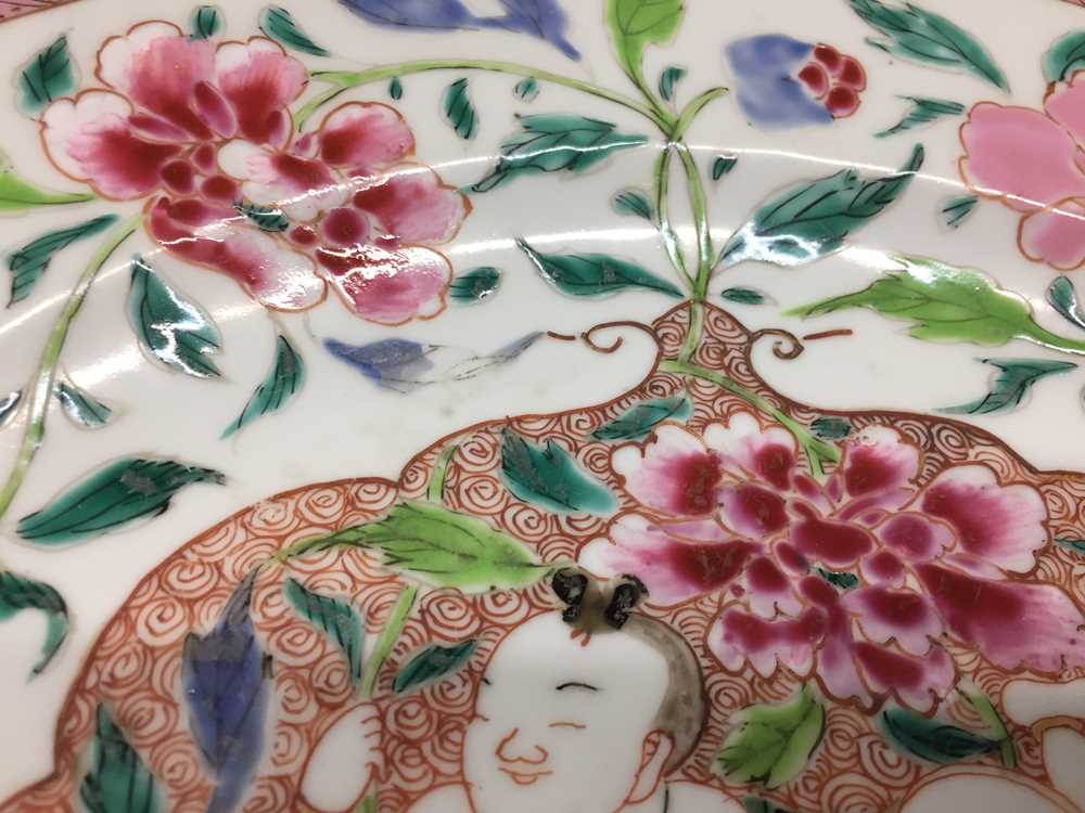 A PAIR OF CHINESE FAMILLE-ROSE 'HEHE ERXIAN' DISHES 清雍正 粉彩和合二仙圖盤一對 - Image 7 of 22