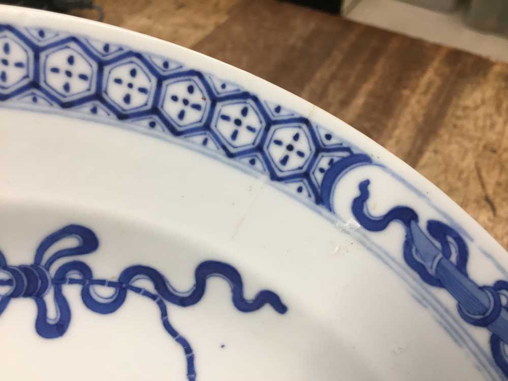 A CHINESE BLUE AND WHITE 'FLOWER BASKET' DISH 清康熙 青花花籃紋盤 《大清康熙年製》款 - Image 4 of 13