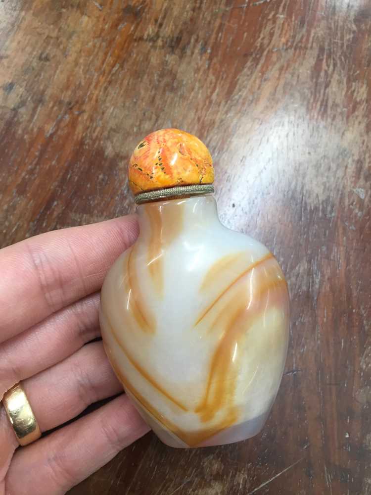 λ A GROUP OF FOUR CHINESE AGATE SNUFF BOTTLES 二十世紀 瑪瑙鼻煙壺鼻煙壺 - Image 11 of 24