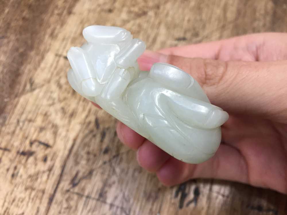 A CHINESE PALE CELADON JADE 'BOY AND DOG' FIGURE 二十世紀 青白玉雕童子戲犬擺件 - Image 7 of 8