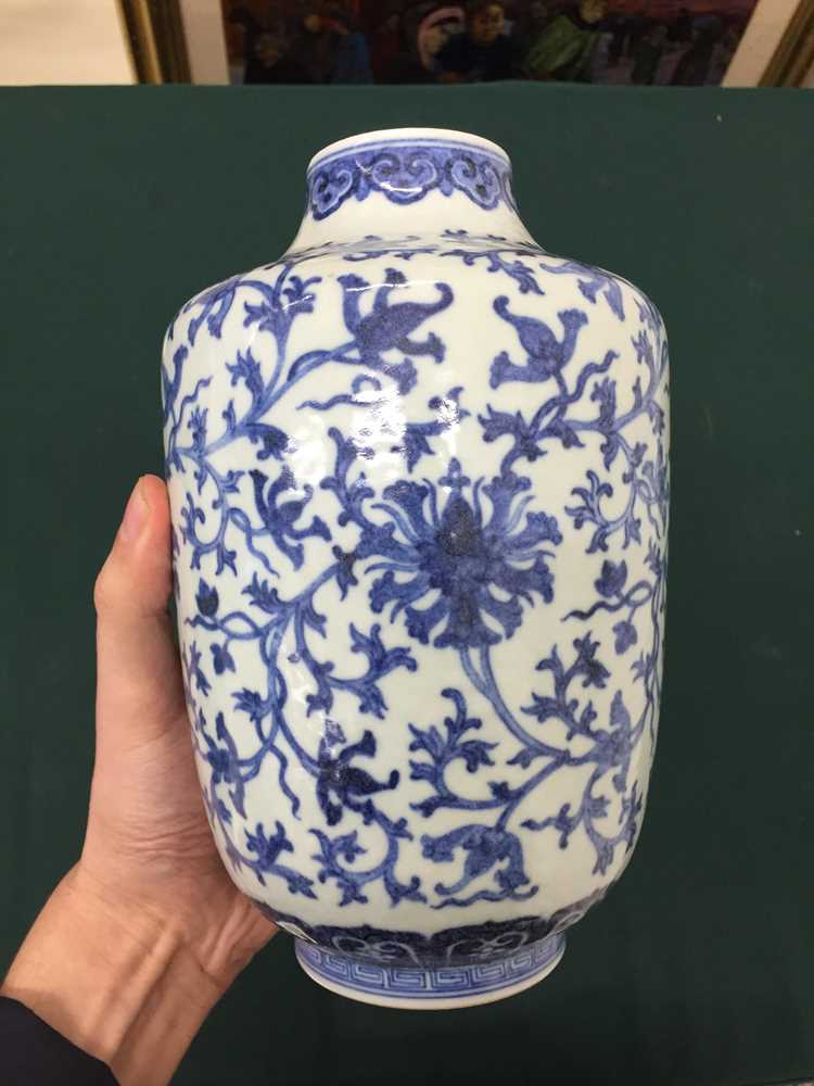 A CHINESE BLUE AND WHITE 'LOTUS SCROLL' VASE 青花纏枝蓮紋瓶 - Image 5 of 8