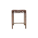 λ A CHINESE SMALL HARDWOOD TABLE 十九或二十世紀 小木桌