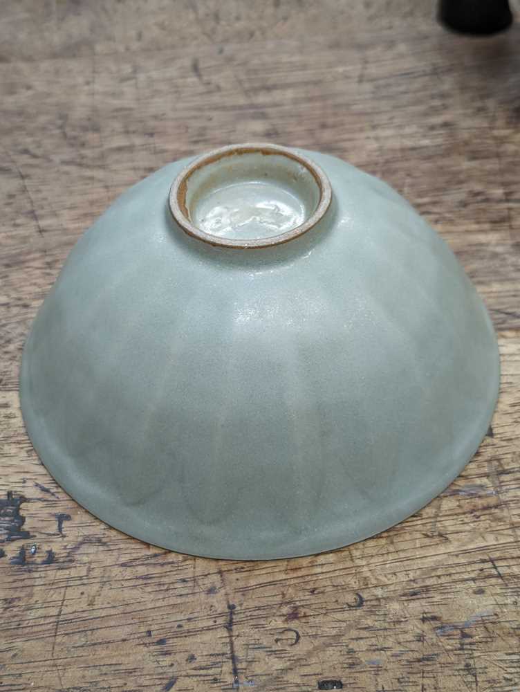 A CHINESE LONGQUAN CELADON 'LOTUS PETAL' BOWL 南宋或元 龍泉青釉蓮瓣盌 - Image 9 of 9