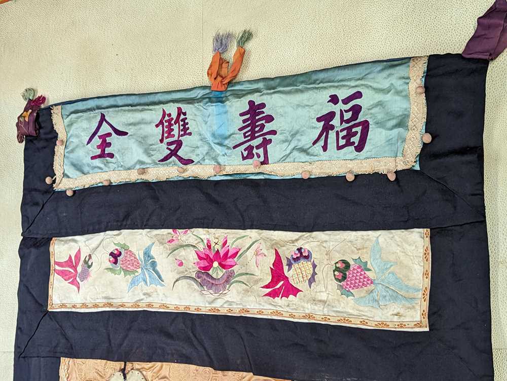 A CHINESE EMBROIDERED SILK WALL HANGING 刺繡壁掛 - Image 7 of 12