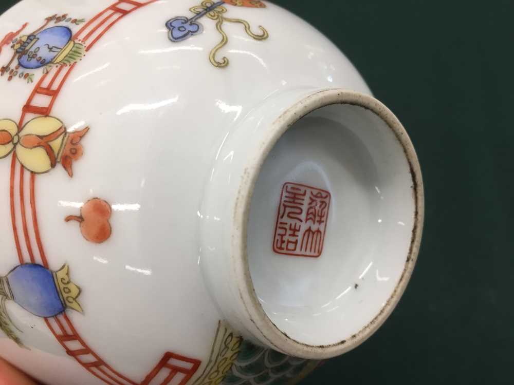 A CHINESE FAMILLE-ROSE 'VASES' BOWL 清十九或二十世紀 粉彩花園紋盌 - Image 15 of 15