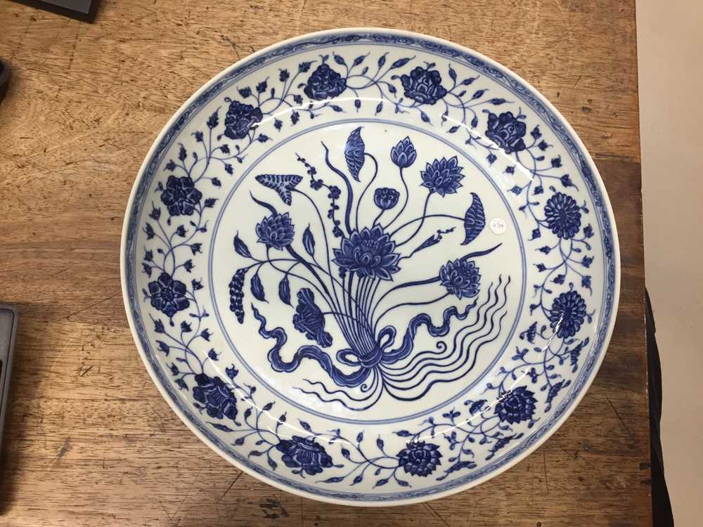 A CHINESE BLUE AND WHITE MING-STYLE 'LOTUS BOUQUET' CHARGER 青花一把蓮紋大盤 - Image 3 of 17