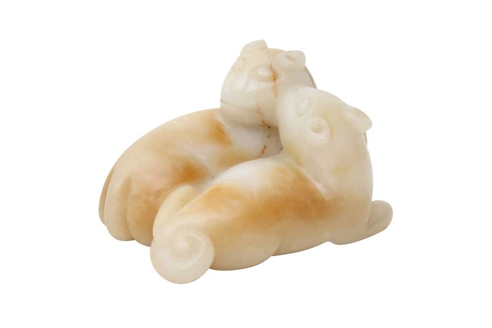 A CHINESE CREAM JADE 'CATS' CARVING 清 白玉雕貓