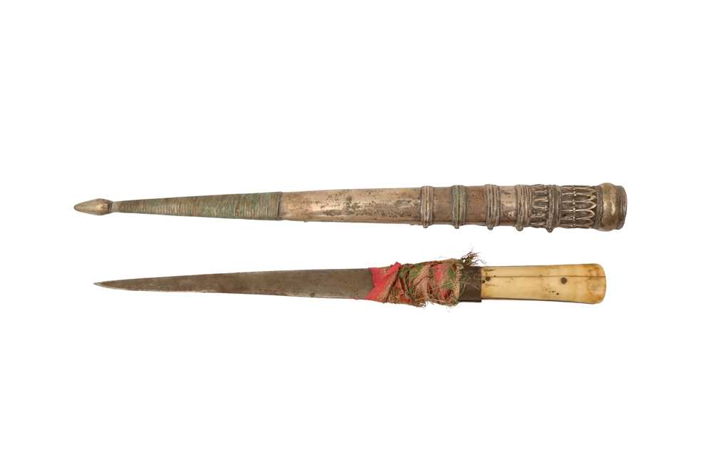 λ A TIBETAN BONE-HANDLED DAGGER AND SCABBARD 十九世紀 骨柄匕首 - Image 2 of 15