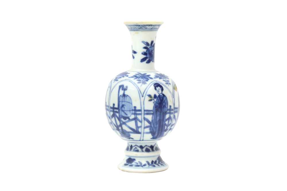 A SMALL CHINESE BLUE AND WHITE VASE 清康熙 青花仕女圖紋小瓶